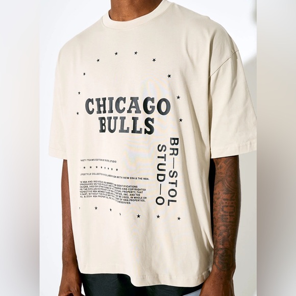 Chicago Bulls Bristol‎ Studio x NBA Beige Dynasty Tee Bulls in Bone Size XL - Picture 1 of 9